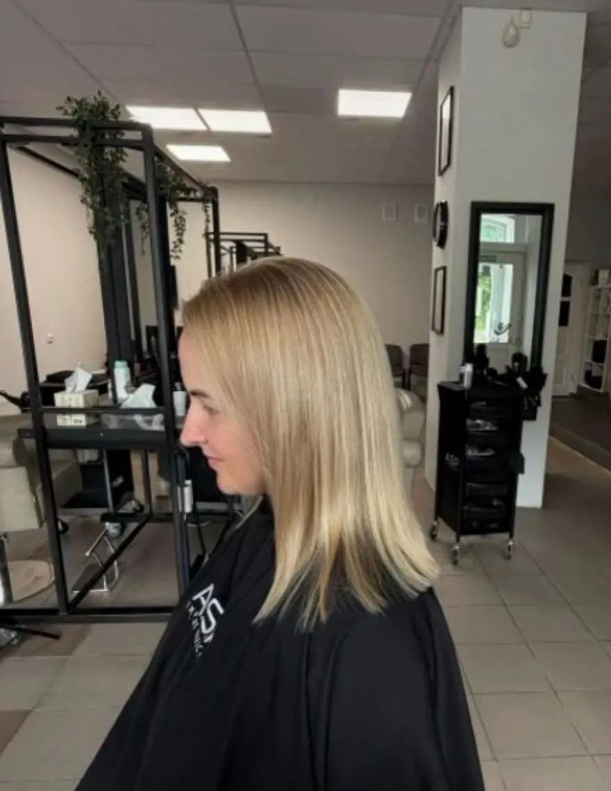 Kliente ar gaišu Airtouch krāsojumu salonā